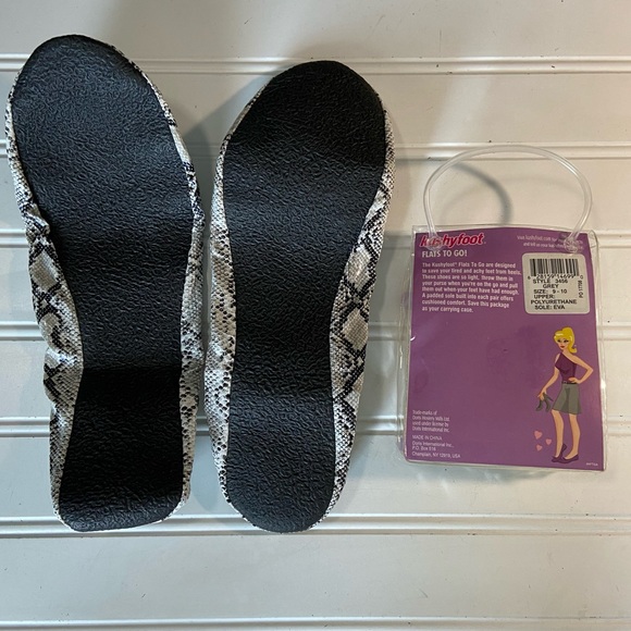 Kushyfoot Flats To Go Ladies Size 9-10 Reptile Pattern Black & White New in Box - Picture 3 of 5